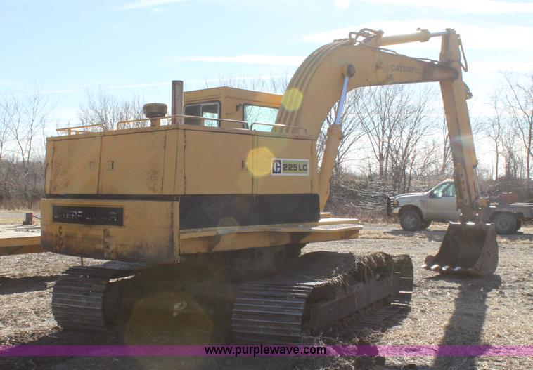 image for item F3390 1984 Caterpillar 225 LC excavator