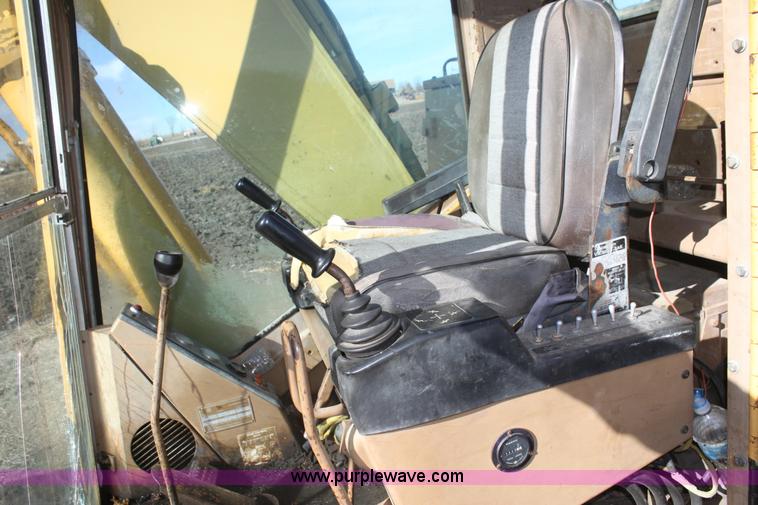 image for item F3390 1984 Caterpillar 225 LC excavator