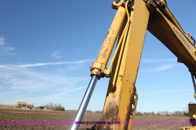 image for item F3390 1984 Caterpillar 225 LC excavator