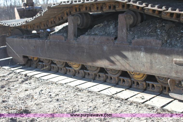 image for item F3390 1984 Caterpillar 225 LC excavator