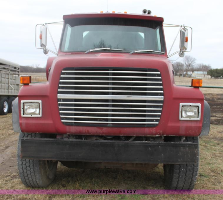 image for item F3401 1989 Ford LT8000 water truck