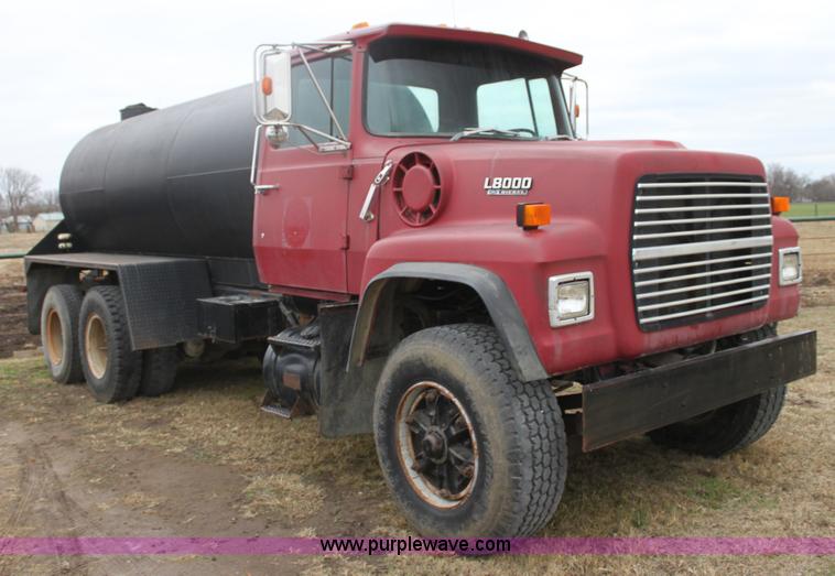 image for item F3401 1989 Ford LT8000 water truck