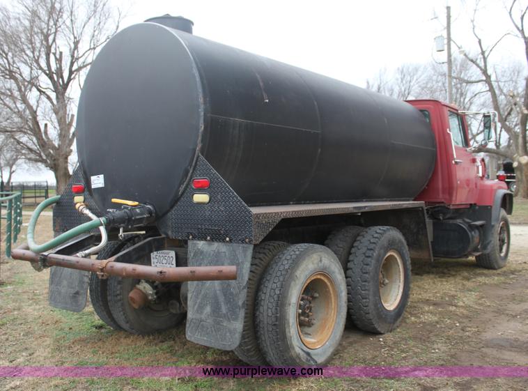 image for item F3401 1989 Ford LT8000 water truck