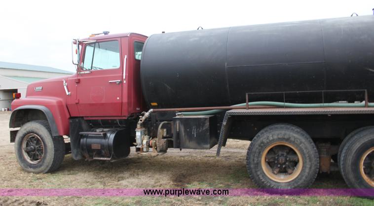 image for item F3401 1989 Ford LT8000 water truck