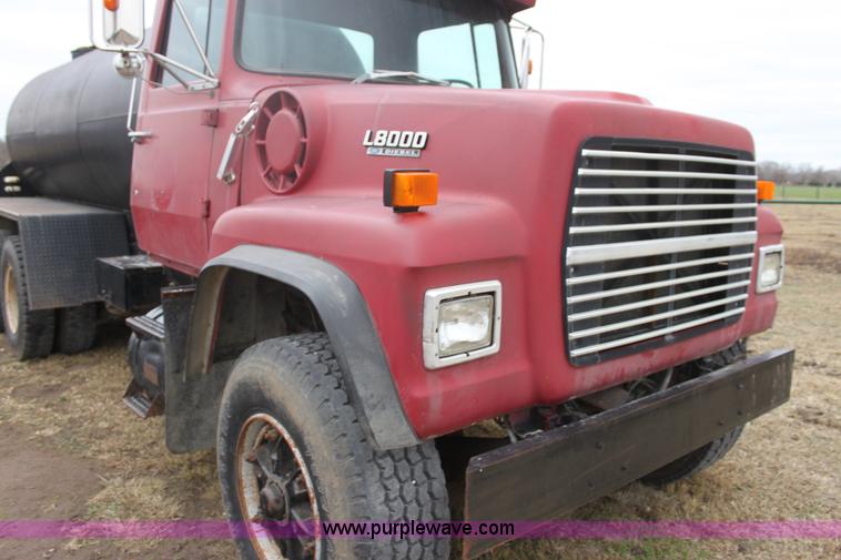 image for item F3401 1989 Ford LT8000 water truck