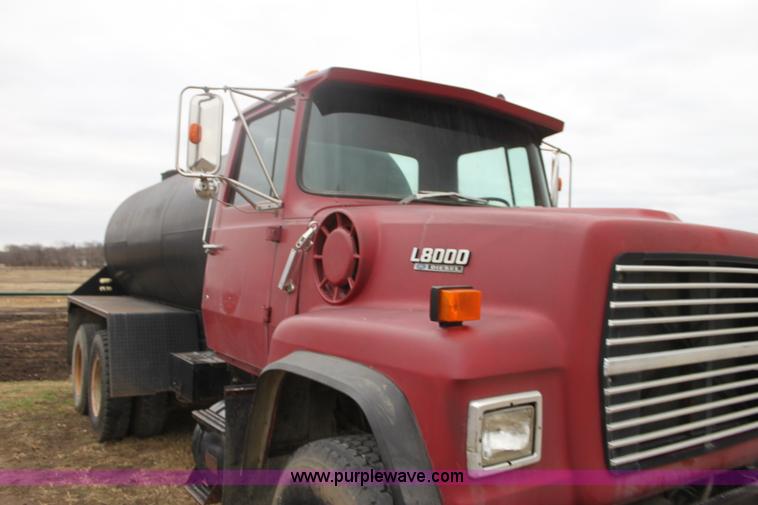 image for item F3401 1989 Ford LT8000 water truck