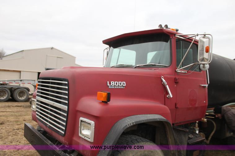 image for item F3401 1989 Ford LT8000 water truck