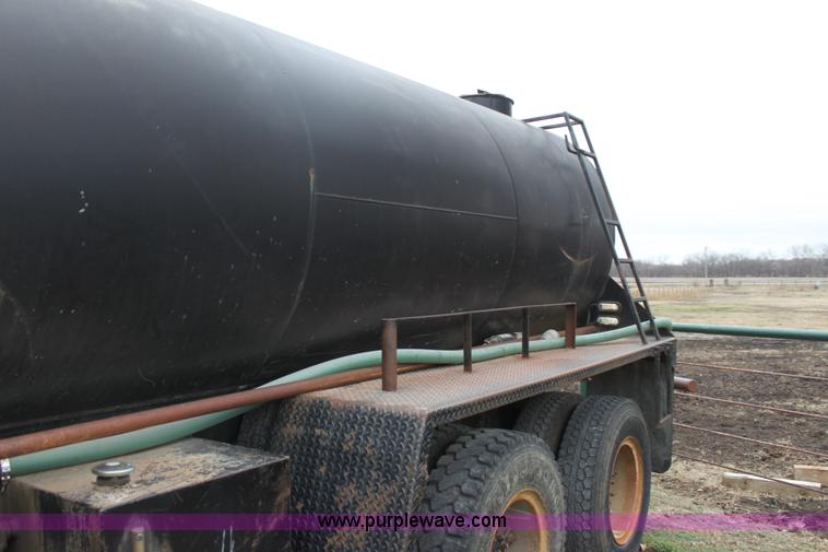 image for item F3401 1989 Ford LT8000 water truck
