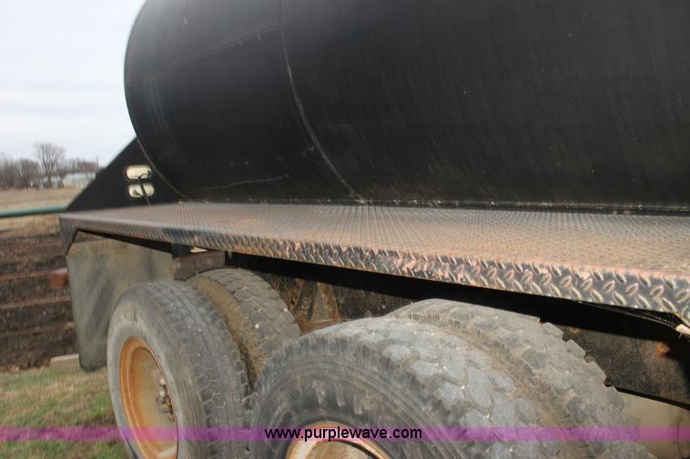 image for item F3401 1989 Ford LT8000 water truck