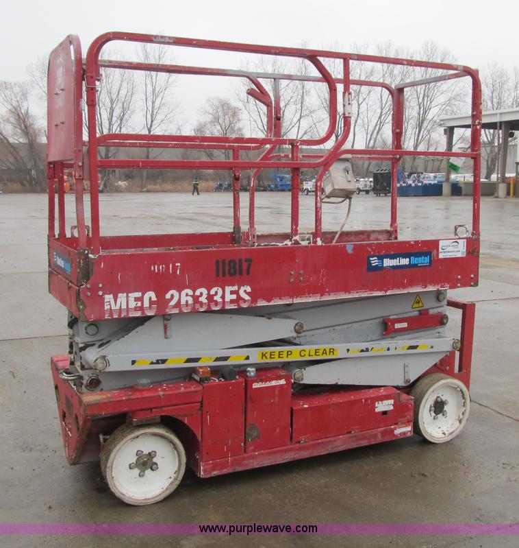 image for item F8909 2006 Mec 2633ES electric scissor lift