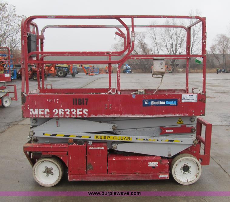 image for item F8909 2006 Mec 2633ES electric scissor lift