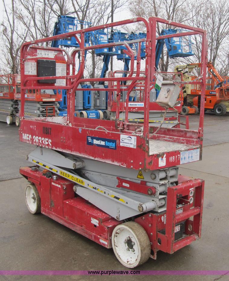 image for item F8909 2006 Mec 2633ES electric scissor lift