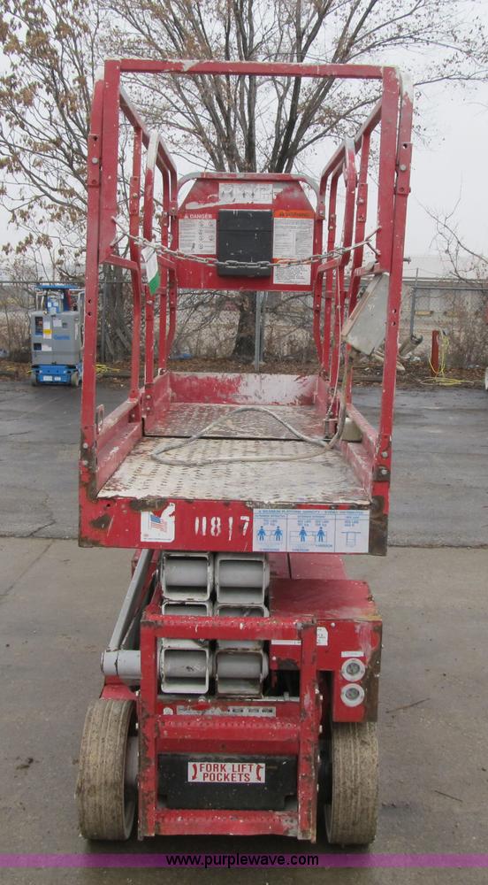 image for item F8909 2006 Mec 2633ES electric scissor lift