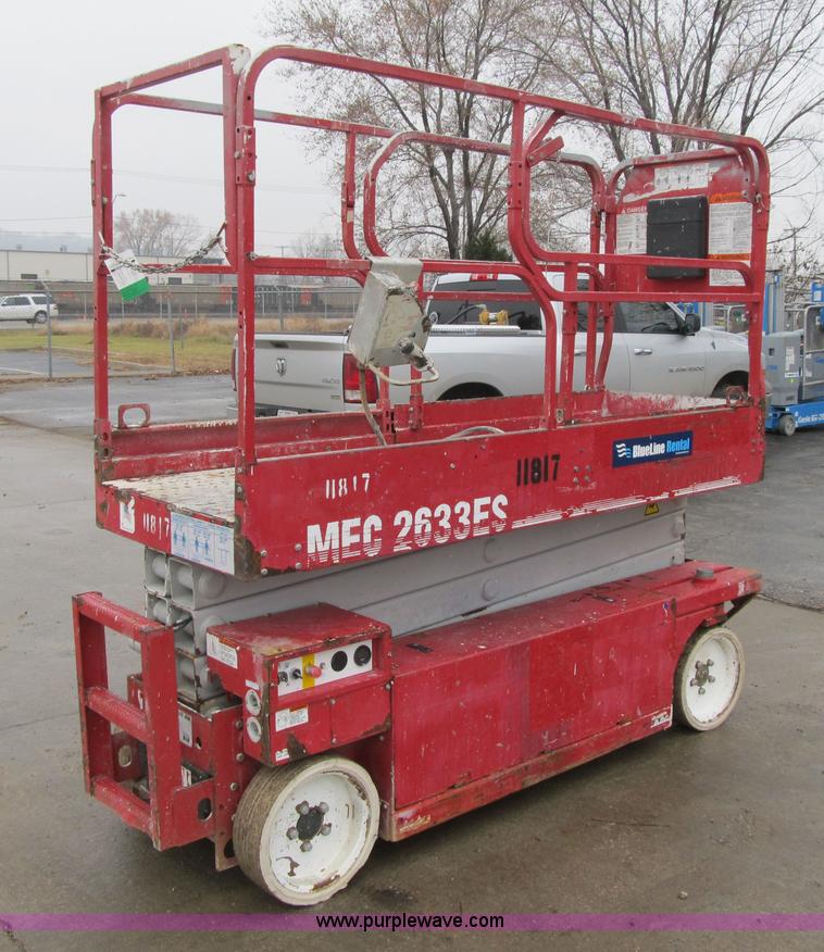 image for item F8909 2006 Mec 2633ES electric scissor lift