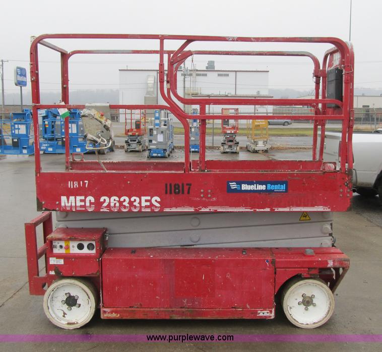 image for item F8909 2006 Mec 2633ES electric scissor lift