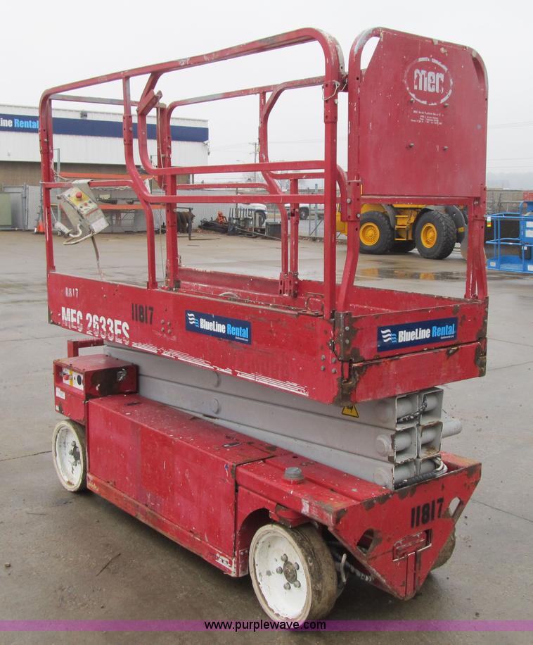 image for item F8909 2006 Mec 2633ES electric scissor lift