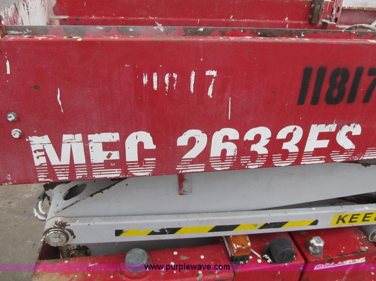 image for item F8909 2006 Mec 2633ES electric scissor lift