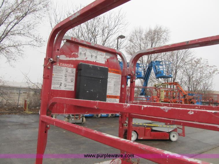image for item F8909 2006 Mec 2633ES electric scissor lift