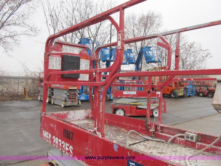 image for item F8909 2006 Mec 2633ES electric scissor lift