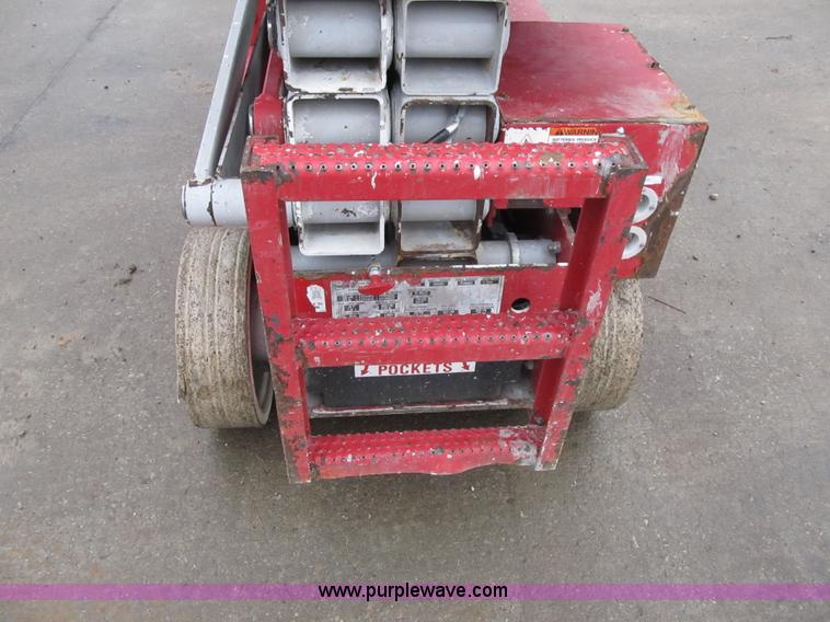 image for item F8909 2006 Mec 2633ES electric scissor lift