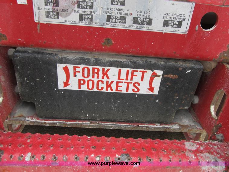 image for item F8909 2006 Mec 2633ES electric scissor lift