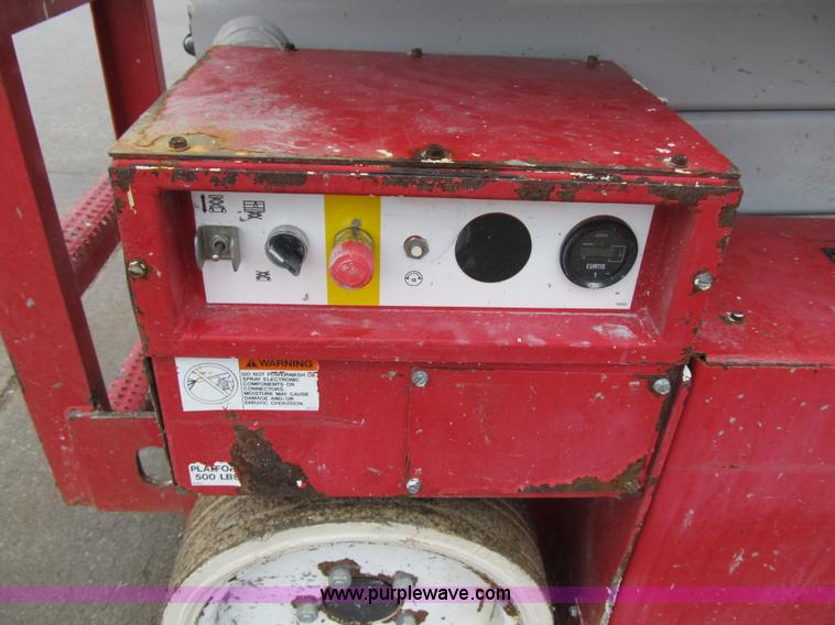 image for item F8909 2006 Mec 2633ES electric scissor lift