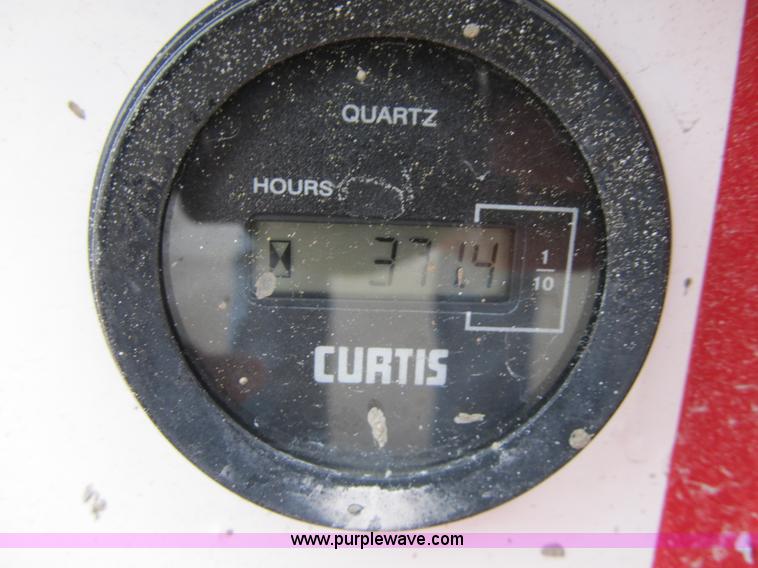 image for item F8909 2006 Mec 2633ES electric scissor lift