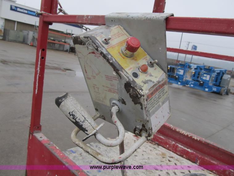 image for item F8909 2006 Mec 2633ES electric scissor lift