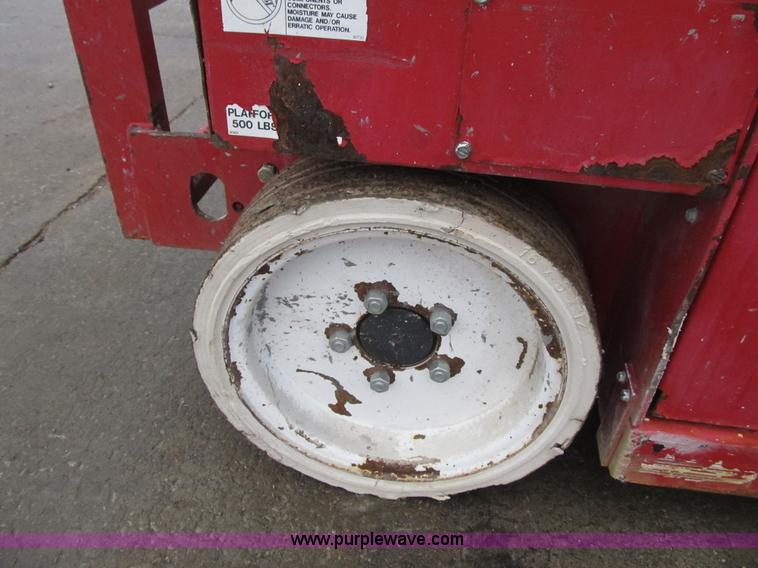 image for item F8909 2006 Mec 2633ES electric scissor lift