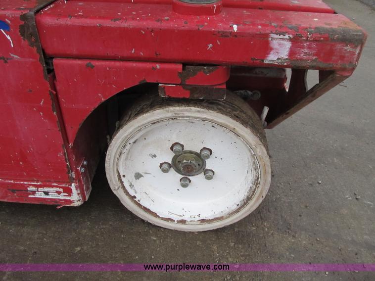 image for item F8909 2006 Mec 2633ES electric scissor lift