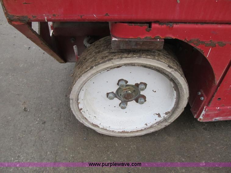 image for item F8909 2006 Mec 2633ES electric scissor lift