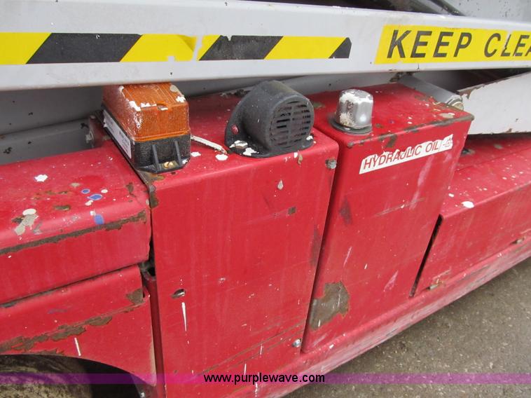 image for item F8909 2006 Mec 2633ES electric scissor lift