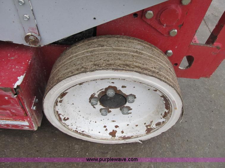 image for item F8909 2006 Mec 2633ES electric scissor lift