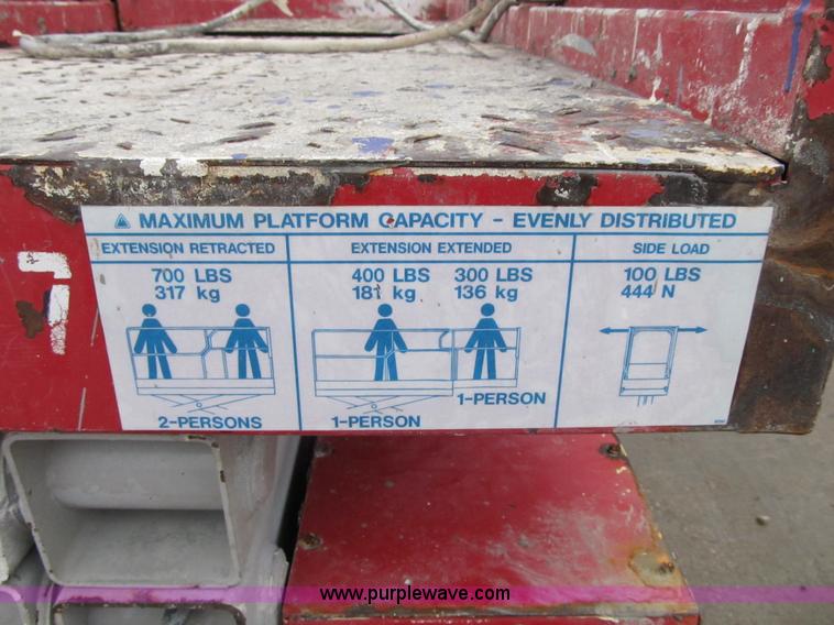 image for item F8909 2006 Mec 2633ES electric scissor lift