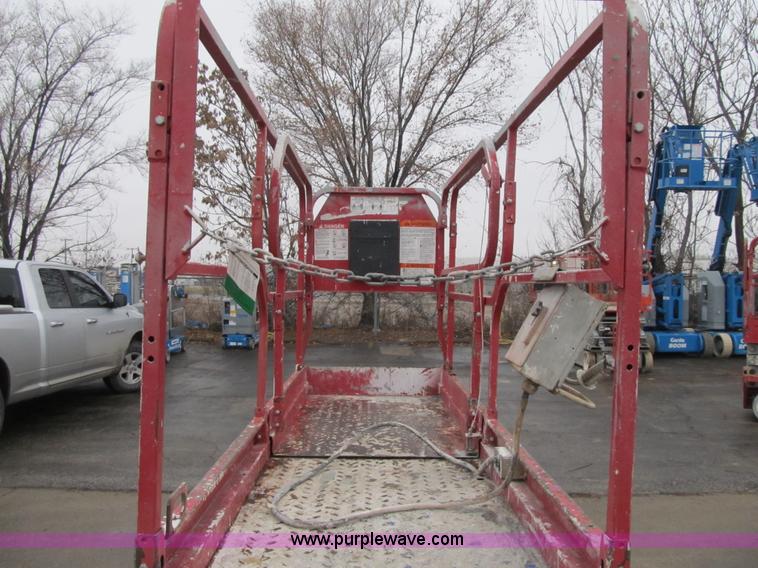 image for item F8909 2006 Mec 2633ES electric scissor lift