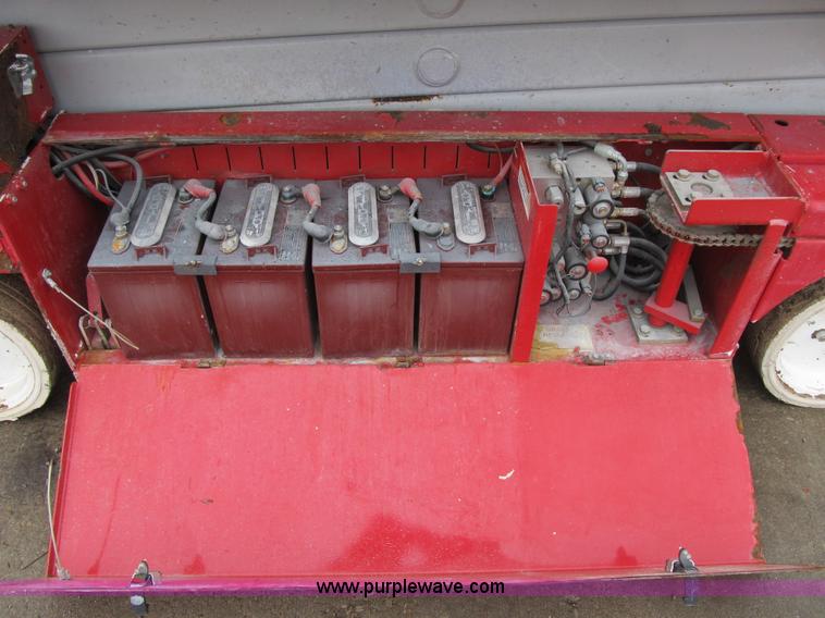 image for item F8909 2006 Mec 2633ES electric scissor lift