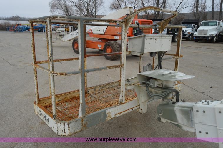 image for item F8914 2007 Snorkel TB60 boom lift