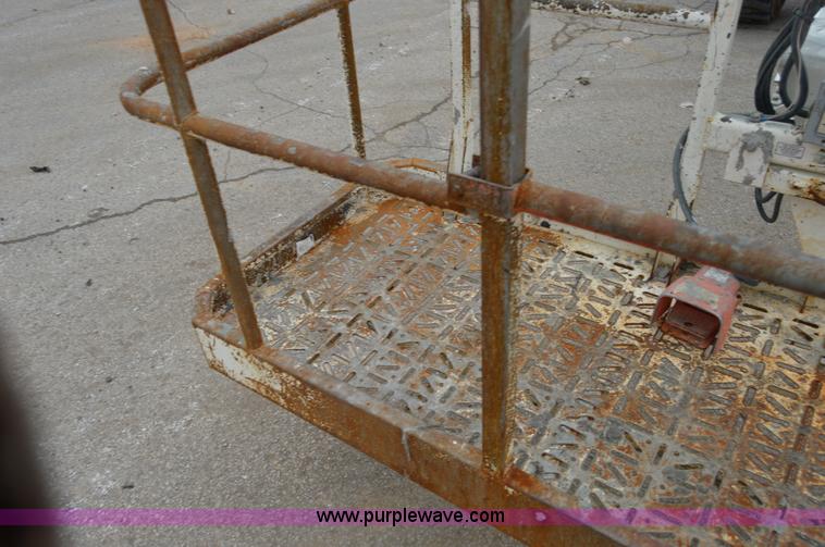 image for item F8914 2007 Snorkel TB60 boom lift