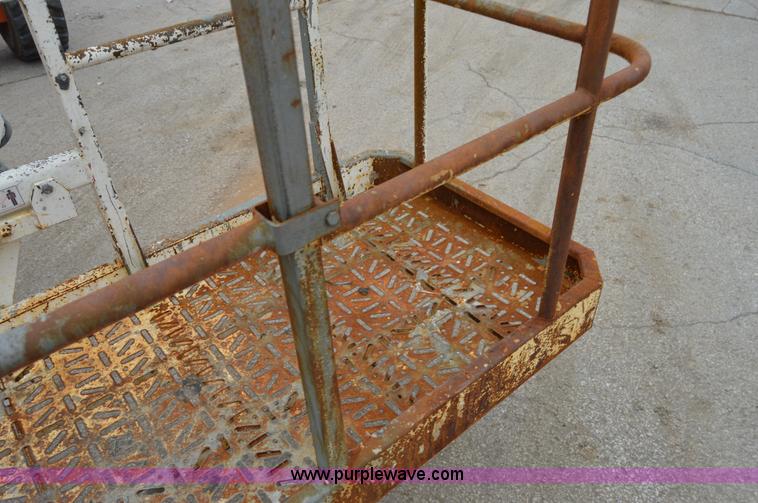 image for item F8914 2007 Snorkel TB60 boom lift