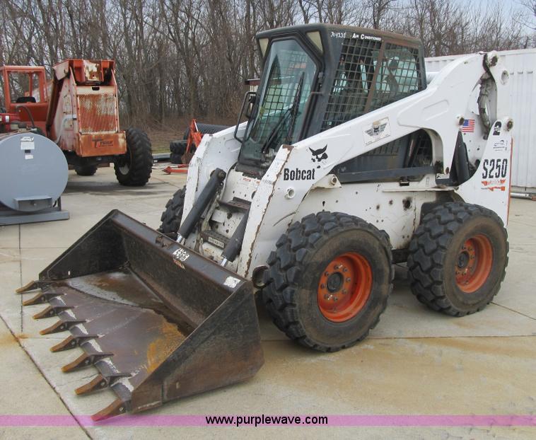 image for item F8929 2002 Bobcat S250 skid steer