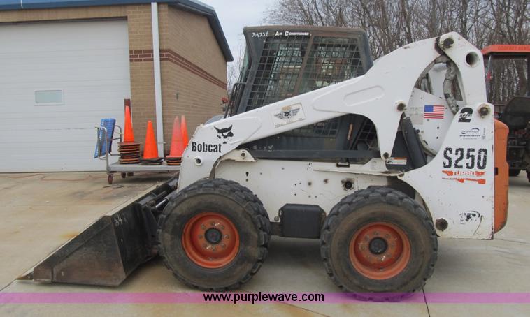 image for item F8929 2002 Bobcat S250 skid steer