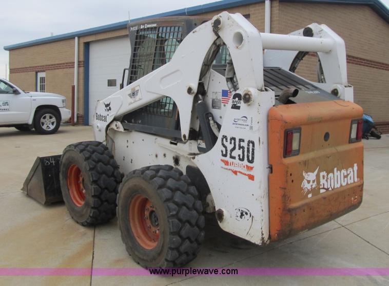 image for item F8929 2002 Bobcat S250 skid steer