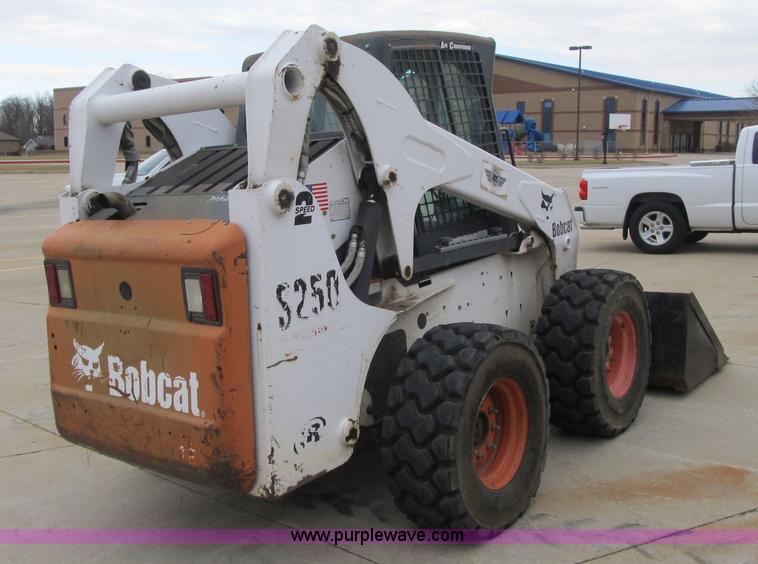 image for item F8929 2002 Bobcat S250 skid steer