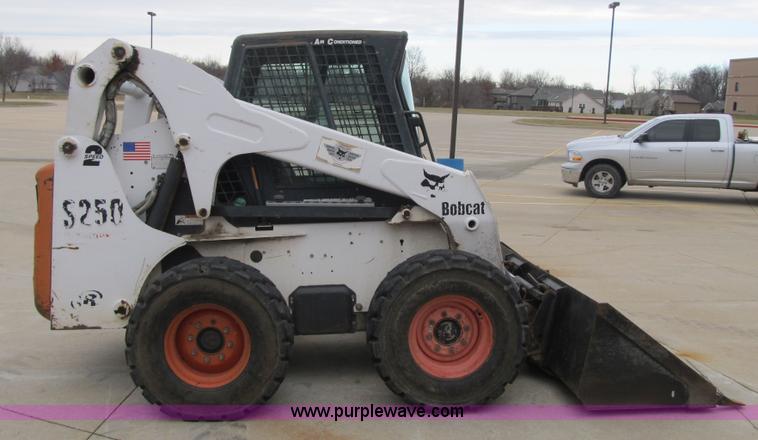 image for item F8929 2002 Bobcat S250 skid steer