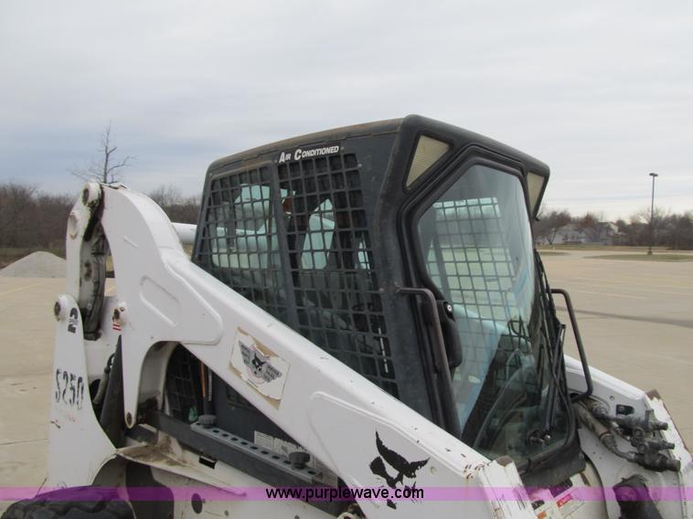 image for item F8929 2002 Bobcat S250 skid steer