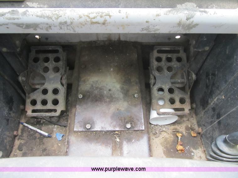 image for item F8929 2002 Bobcat S250 skid steer