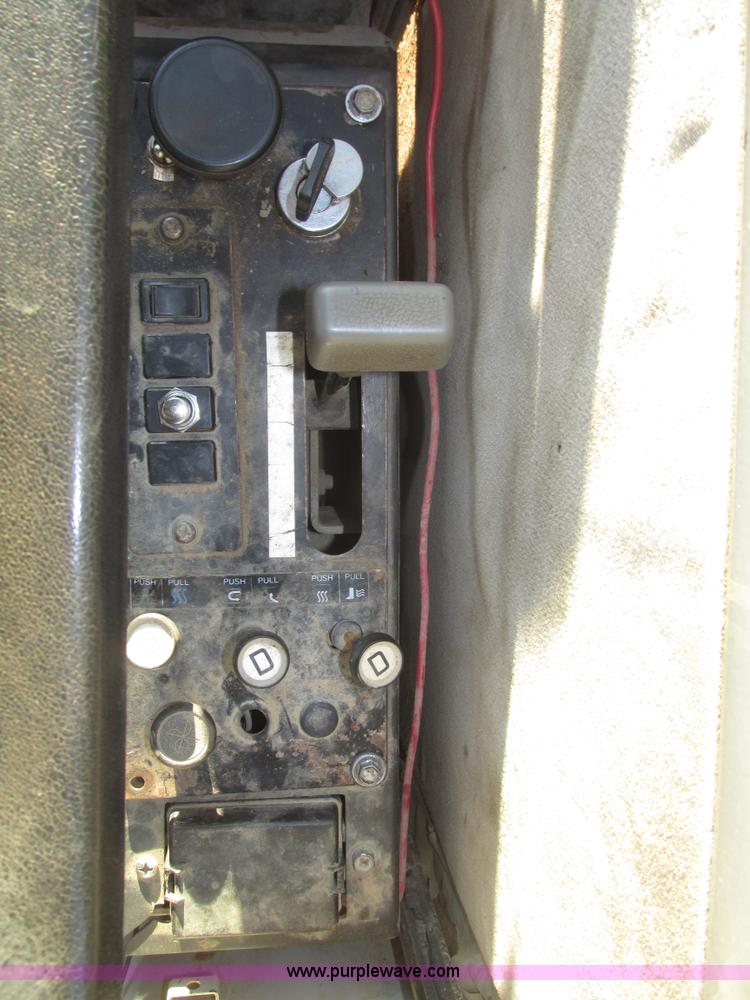 image for item G9858 1992 Kobelco SK200LC Mark III excavator