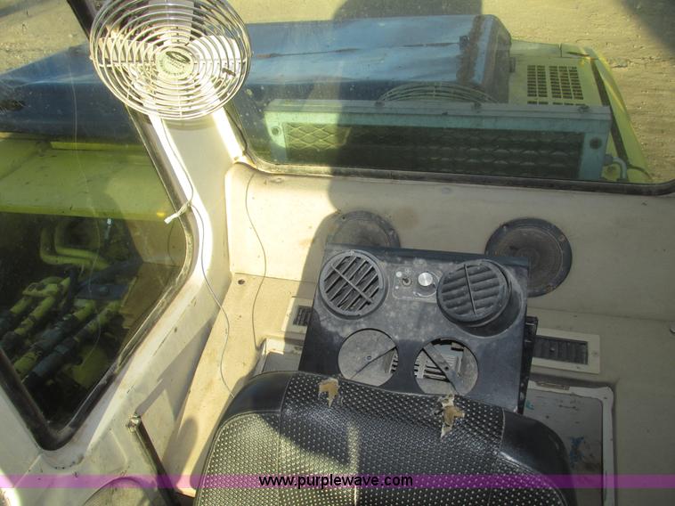 image for item G9858 1992 Kobelco SK200LC Mark III excavator