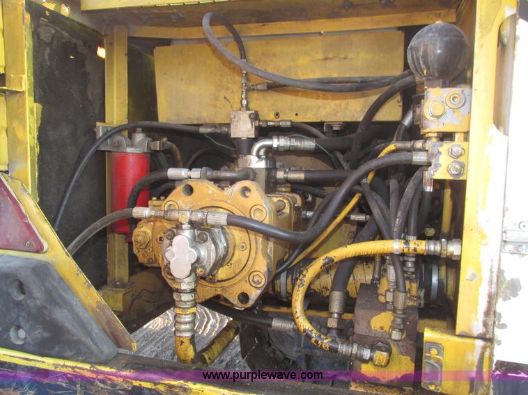 image for item G9858 1992 Kobelco SK200LC Mark III excavator