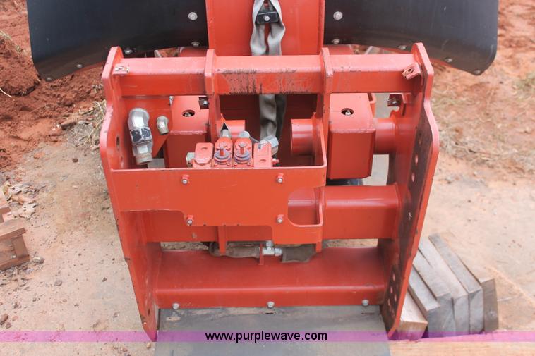 image for item H5992 2004 Ditch Witch H940 center line saw